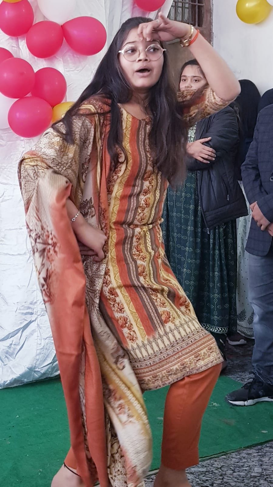 शहर के एक कोचिंग संस्थान पर नए साल के कार्यक्रम में डांस करती युवती ।संवाद शहर के एक कोचिंग संस्थान पर नए साल के कार्यक्रम में डांस करती युवती ।संवाद