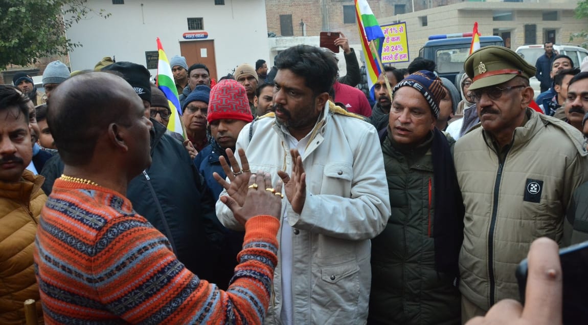शहर कोतवाली में प्रदर्शन करते जैन समाज के लोगों को समझाते शहर कोतवाल।। शहर कोतवाली में प्रदर्शन करते जैन समाज के लोगों को समझाते शहर कोतवाल।।