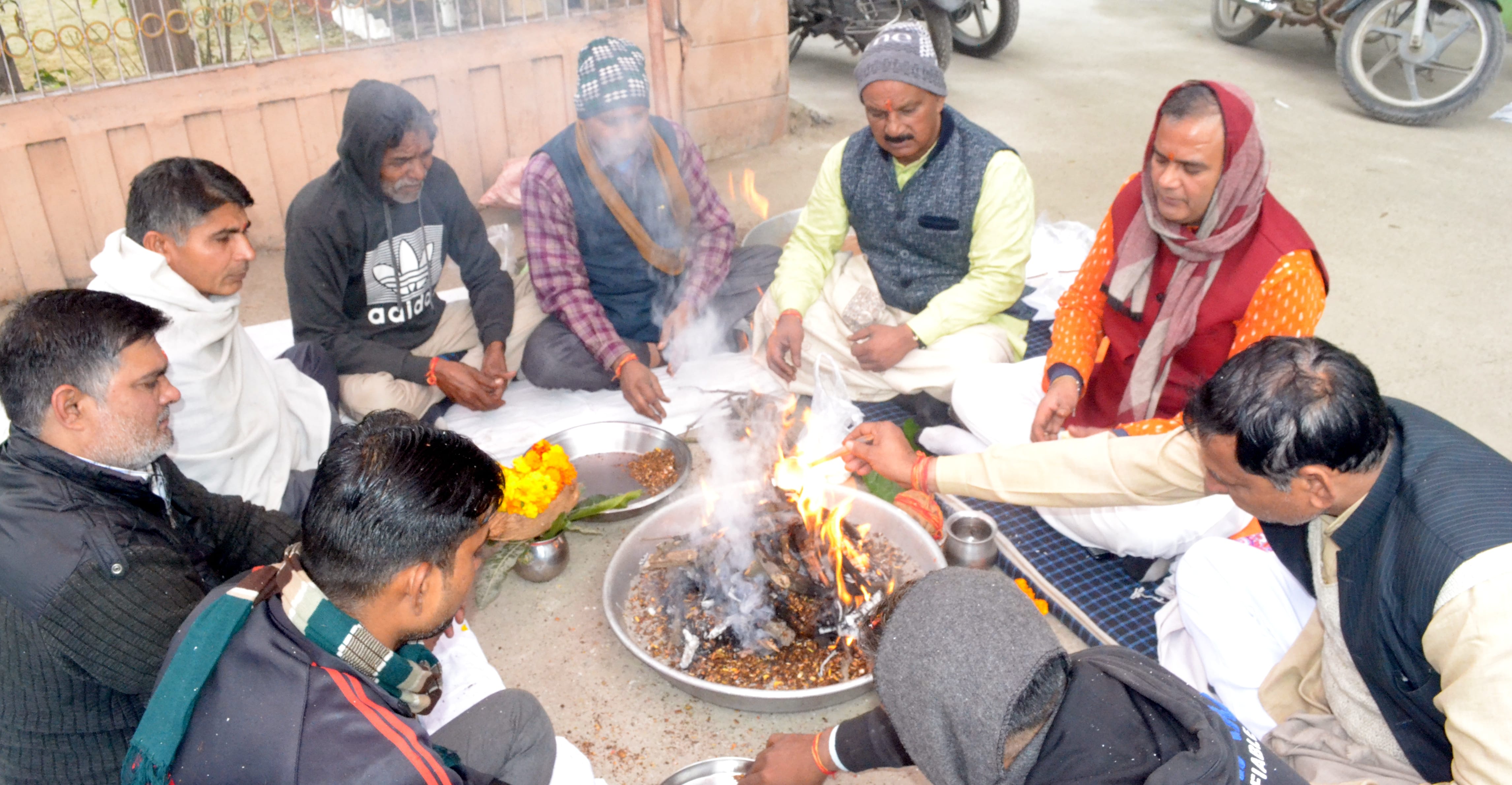 शामली अग्रसेन पार्क के पास हवन करते टैक्सी चालक।