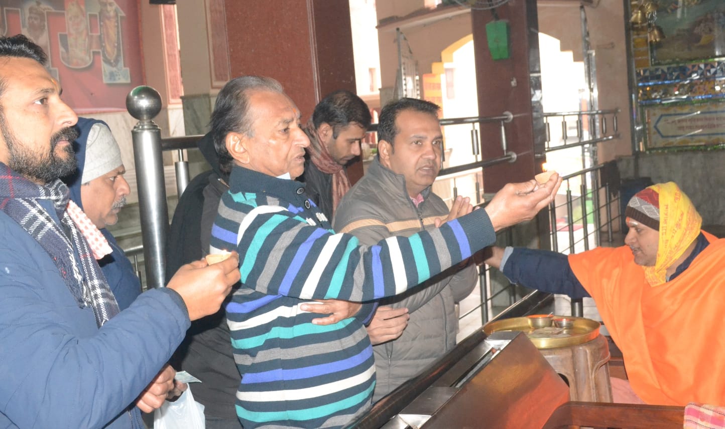 शामली हनुमान धाम में नववर्ष पर पूजन करते लोग।