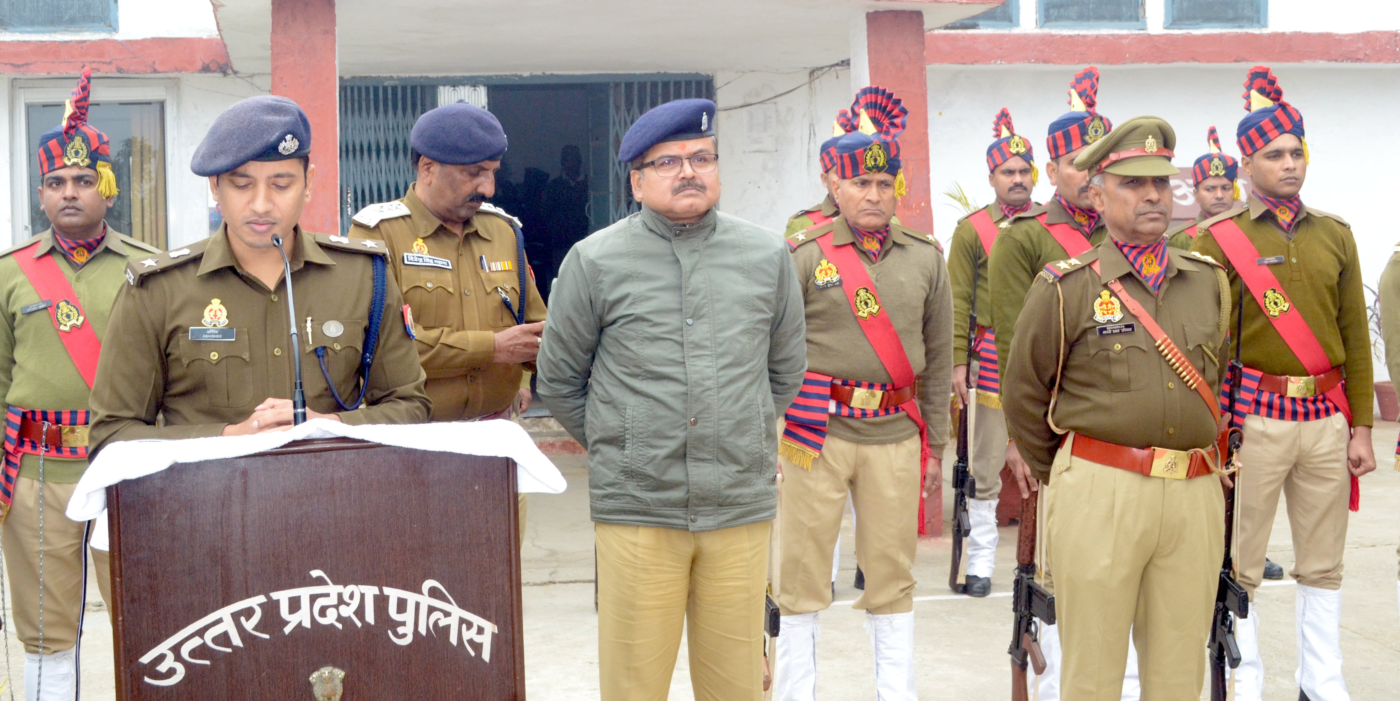 शामली पुलिस लाइन में पुलिसकर्मियों को एडीजी का संदेश पढ़कर सुनाते एसपी अभिषेक झा। शामली पुलिस लाइन में पुलिसकर्मियों को एडीजी का संदेश पढ़कर सुनाते एसपी अभिषेक झा।