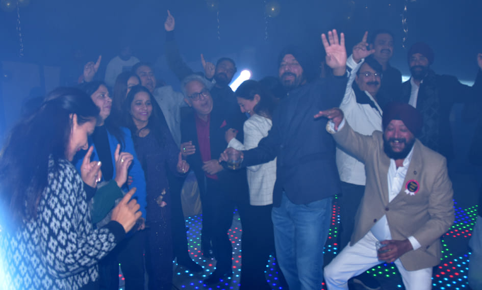 दिल्ली रोड स्थित एक सभागार में नववर्ष का जश्न मनाते रोटरी क्लब के पदाधिकारी दिल्ली रोड स्थित एक सभागार में नववर्ष का जश्न मनाते रोटरी क्लब के पदाधिकारी