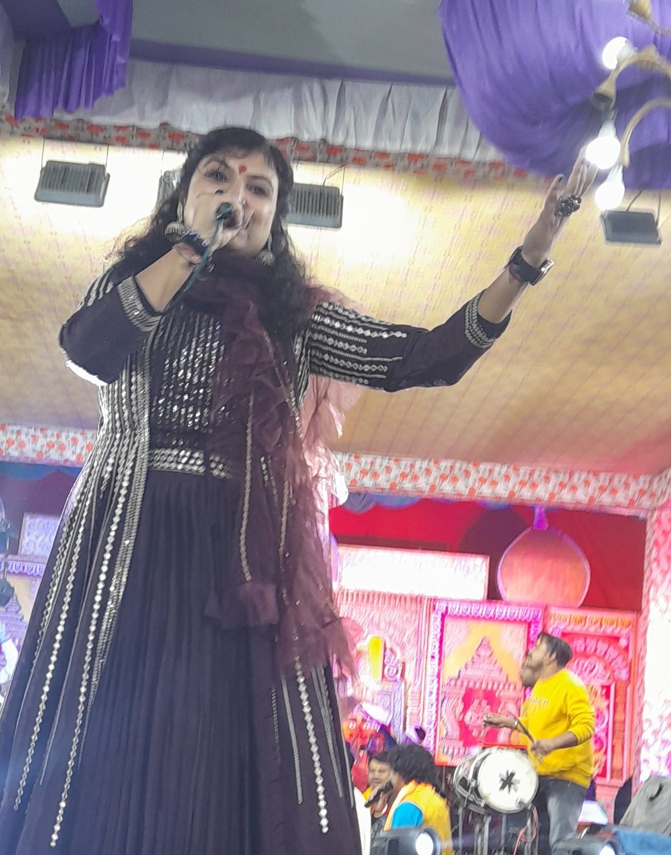 थानाभवन के बाला जी धाम मंदिर में आयोजित खाटू श्याम जागरण में भजन प्रस्तुत करती भजन गायिका आकांक्? थानाभवन के बाला जी धाम मंदिर में आयोजित खाटू श्याम जागरण में भजन प्रस्तुत करती भजन गायिका आकांक्?
