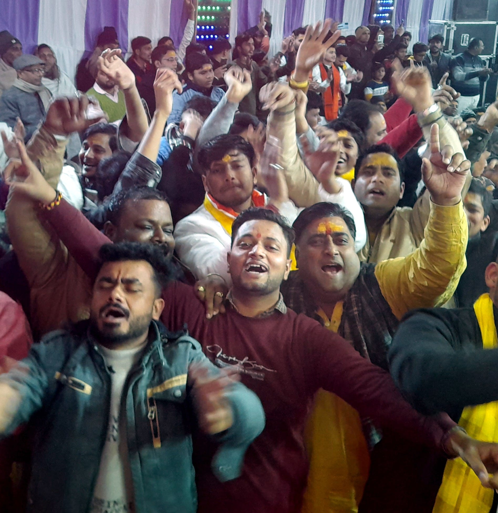 थानाभवन के बालाजी धाम मंदिर में आयोजित खाटू श्याम जागरण में झूमते लोग। थानाभवन के बालाजी धाम मंदिर में आयोजित खाटू श्याम जागरण में झूमते लोग।