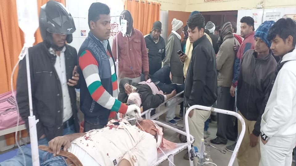 अस्पताल में घायलों का चल रहा उपचार