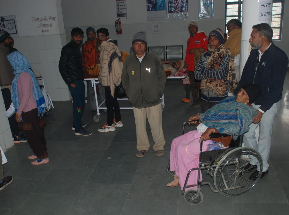 बागपत जिला अस्पताल में चिकित्सक के इंतजार में परेशान खड़े मरीज