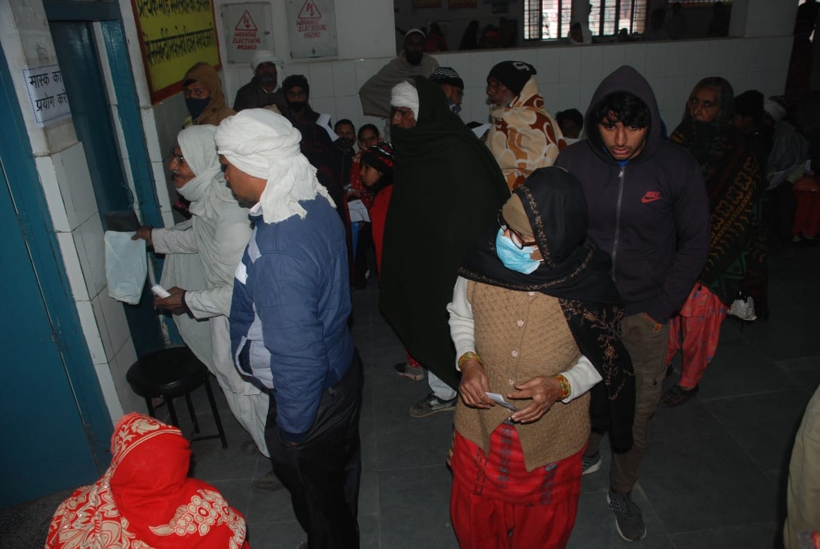 बागपत जिला अस्पताल में लगी मरीजों की भीड़