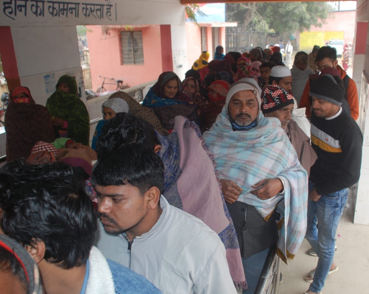 बागपत जिला अस्पताल स्थित पंजीकरण कक्ष में पर्ची बनवाने के लिए लगी मरीजों भीड़