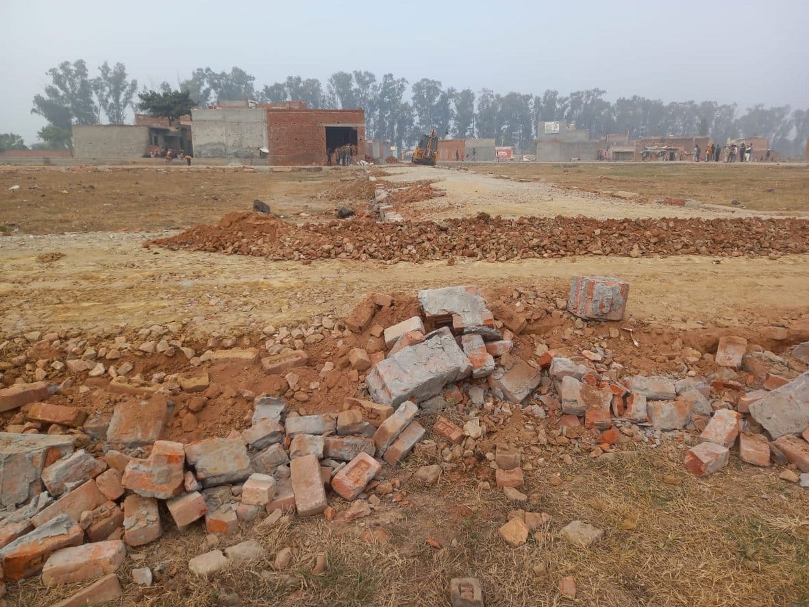 बागपत के पक्काघाट स्थित यमुना खादर में जेसीबी मशीन से क्षतिग्रस्त किए गए प्लॉट बागपत के पक्काघाट स्थित यमुना खादर में जेसीबी मशीन से क्षतिग्रस्त किए गए प्लॉट