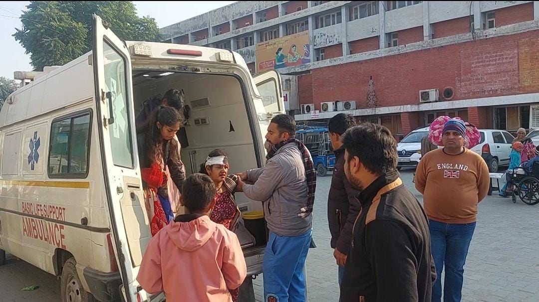 घायल महिला को एंबुलेंस से उतारते परिजन। संवाद
