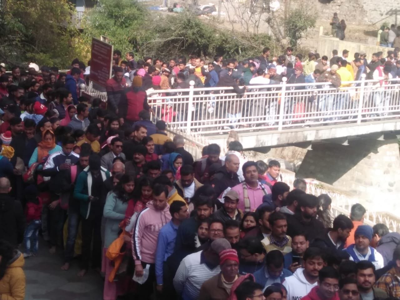 कैंची में बाबा नीब करौरी महाराज के दर्शन के लिए उमड़ी भक्तों की भीड़। संवाद कैंची में बाबा नीब करौरी महाराज के दर्शन के लिए उमड़ी भक्तों की भीड़। संवाद