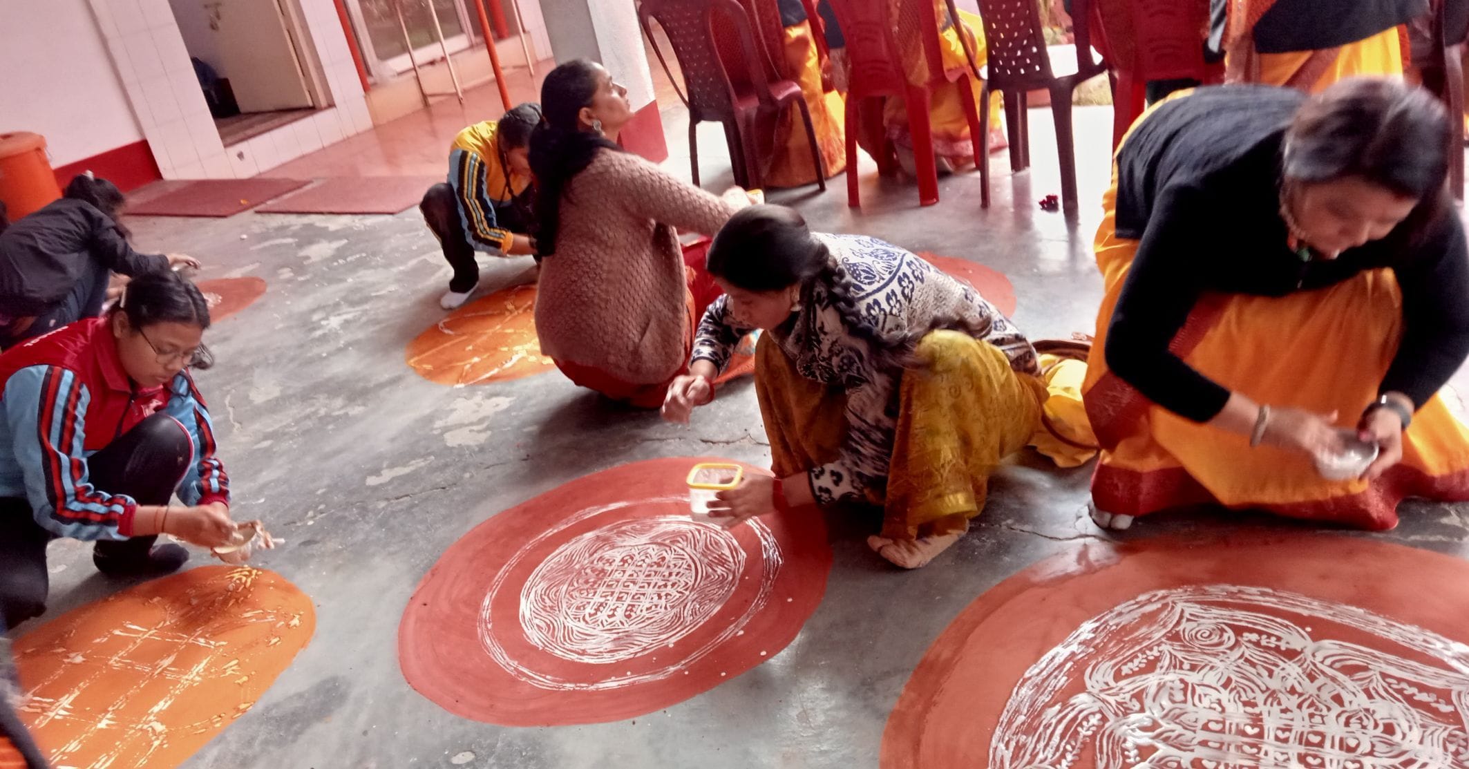 खटीमा में ऐपण प्रतियोगिता में प्रतिभाग करती महिलाएं। संवाद खटीमा में ऐपण प्रतियोगिता में प्रतिभाग करती महिलाएं। संवाद