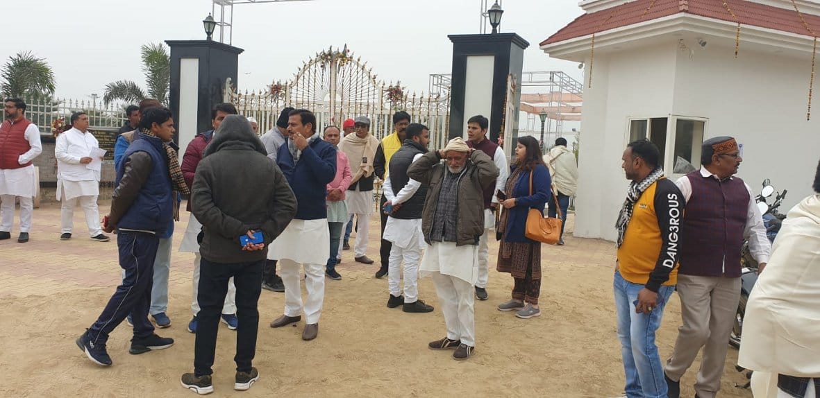 मवीकला गांव में व्यवस्थाओं का जायजा लेने पहुंचे पूर्वांचल के कांग्रेस नेता व कार्यकर्ता