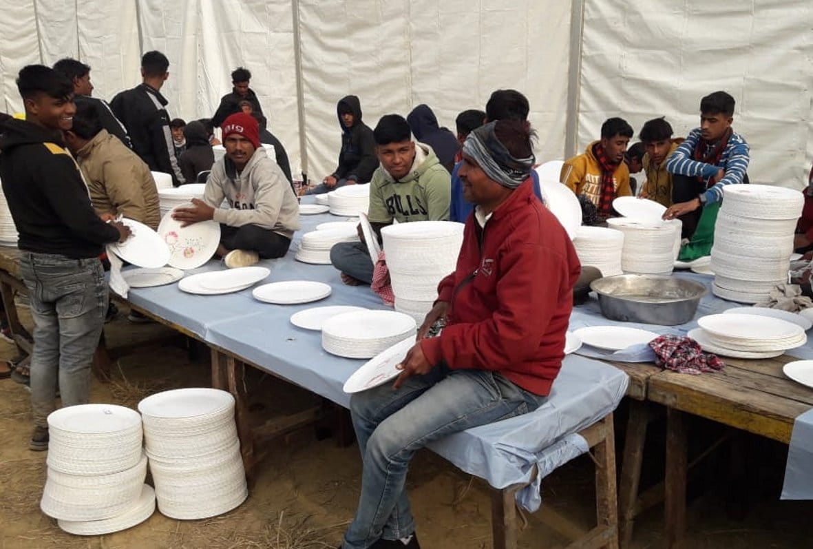 पंडाल के अंदर कांग्रेस कार्यकर्ताओं के खाने की व्यवस्था के लिए प्लेट तैयार करते हुए