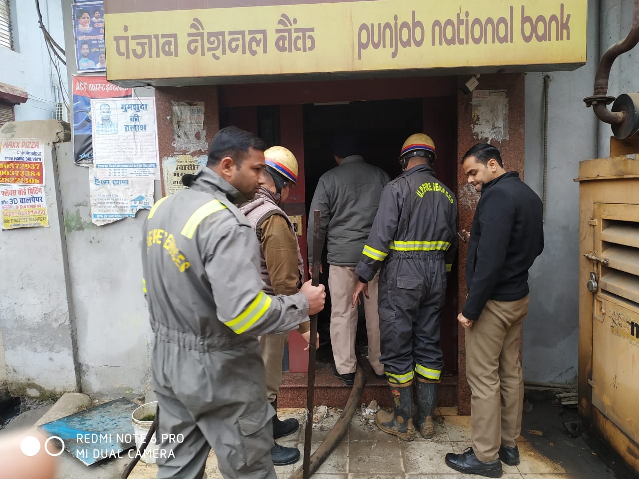 पीएनबी एटीएम में लगी आग बुझाते दमकलकर्मी पीएनबी एटीएम में लगी आग बुझाते दमकलकर्मी