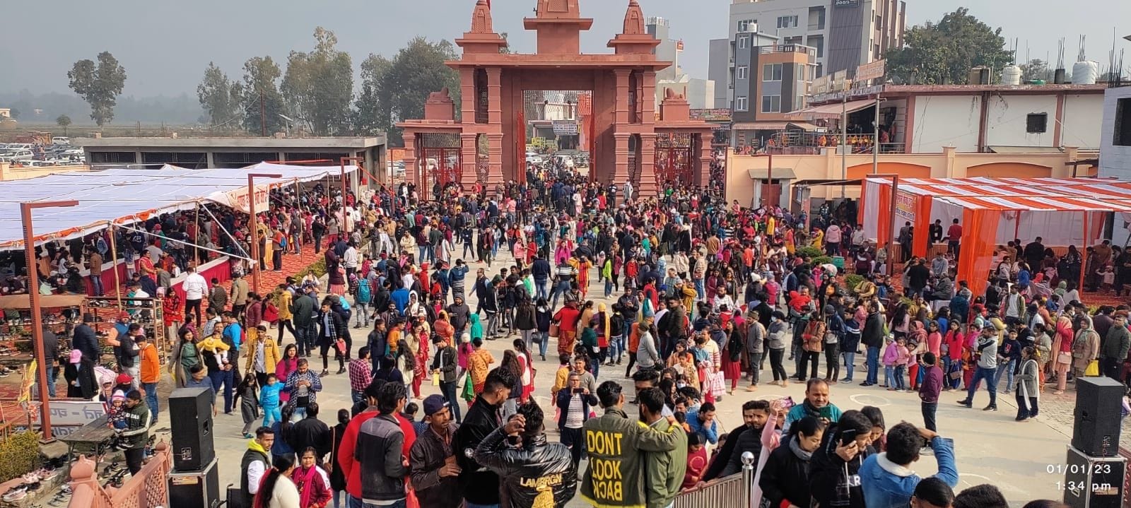 रामनगर में हनुमान धाम मंदिर में उमड़ी भक्तों की भीड़। रामनगर में हनुमान धाम मंदिर में उमड़ी भक्तों की भीड़।