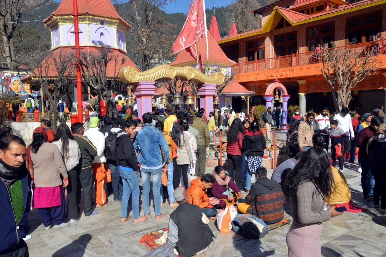 साल के पहले दिन मां नयना देवी मंदिर में उमड़ी श्रद्धालुओं की भीड़। साल के पहले दिन मां नयना देवी मंदिर में उमड़ी श्रद्धालुओं की भीड़।