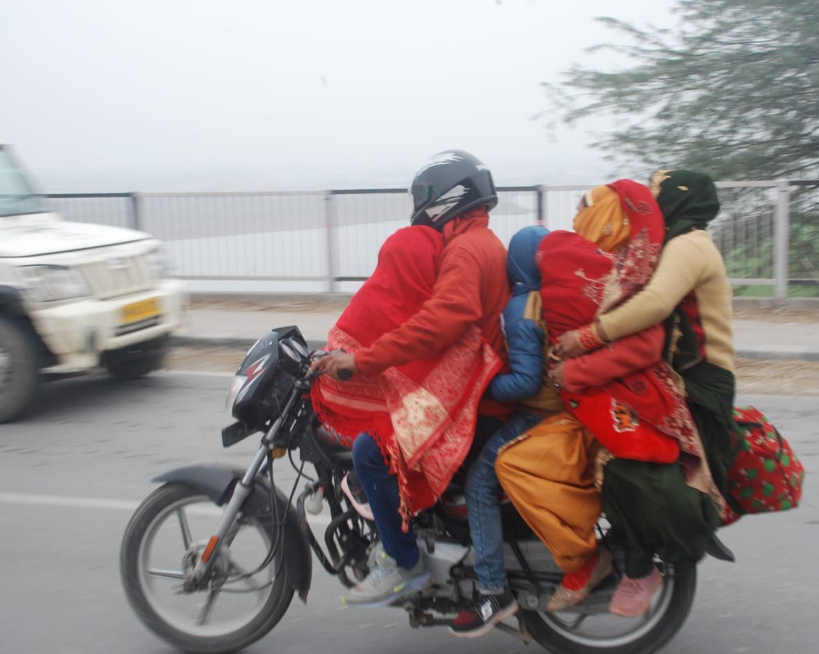 उफ ये सर्दी:बागपत में सर्द हवा के बीच परिवार के साथ बाइक से जाता युवक उफ ये सर्दी:बागपत में सर्द हवा के बीच परिवार के साथ बाइक से जाता युवक