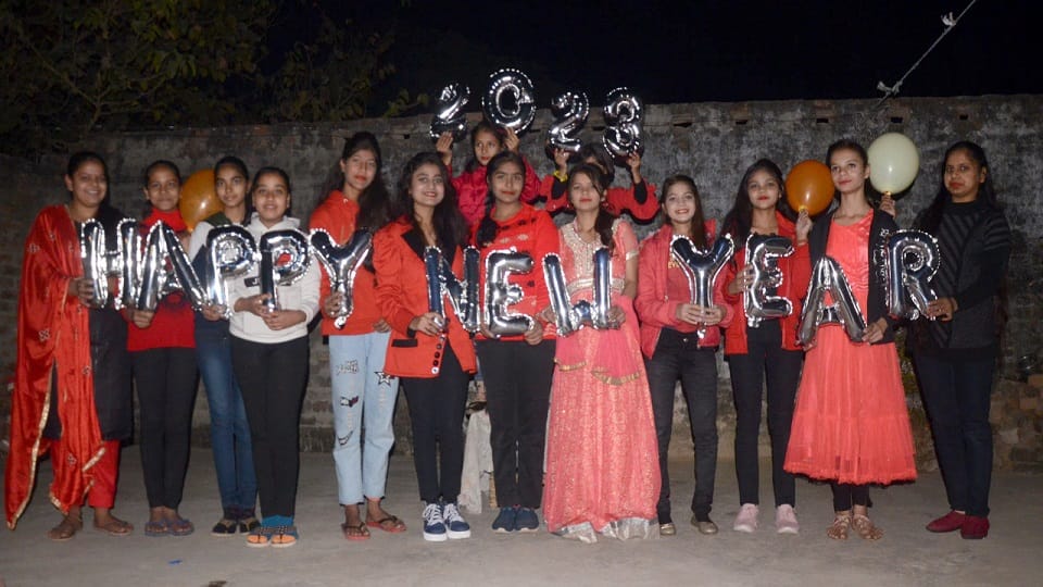 हैप्पी न्यू ईयर सेलीब्रेशन करते हुए