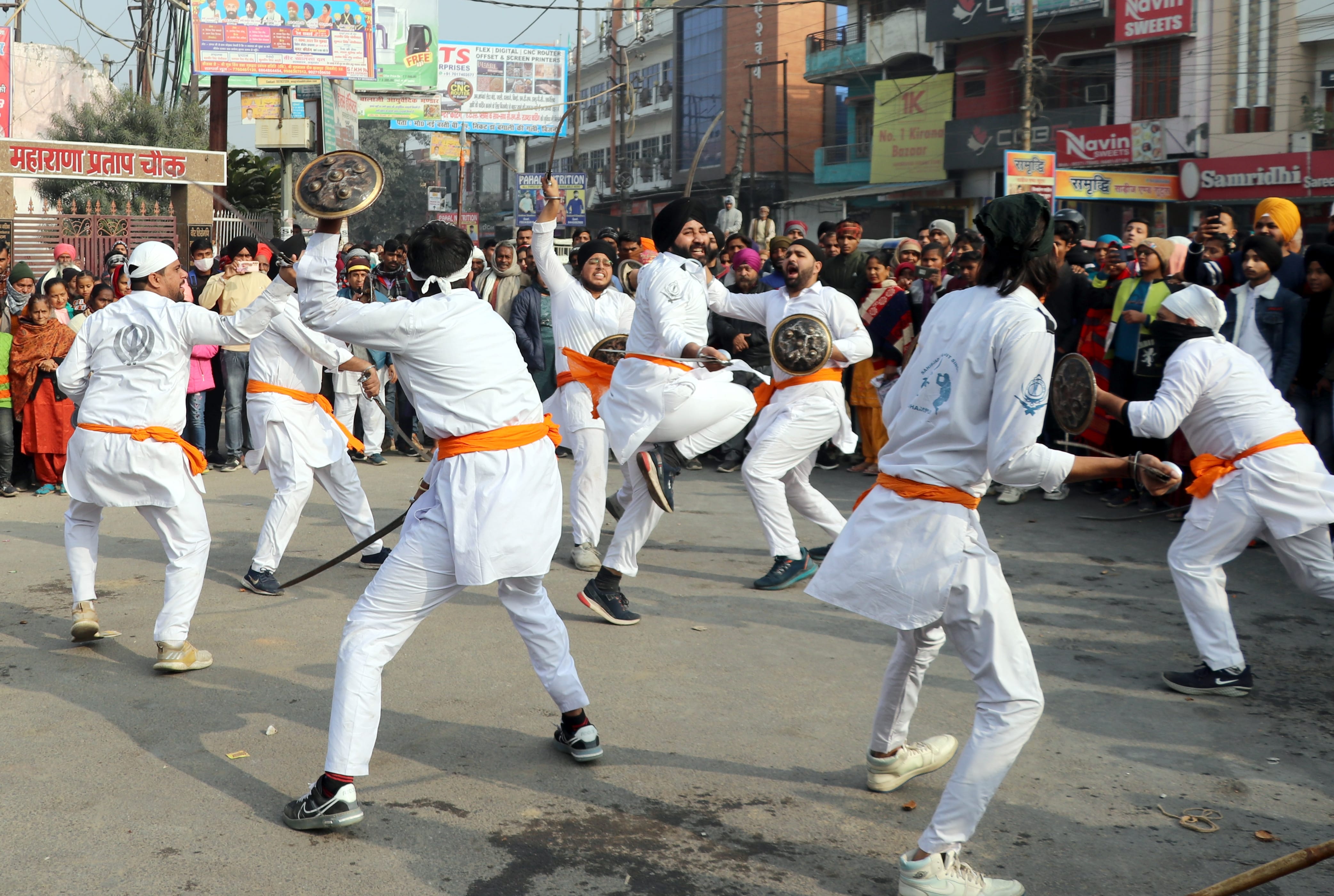 बिजनौर में सिखों के नगर कीर्तन में करतब दिखाते कलाकार। बिजनौर में सिखों के नगर कीर्तन में करतब दिखाते कलाकार।