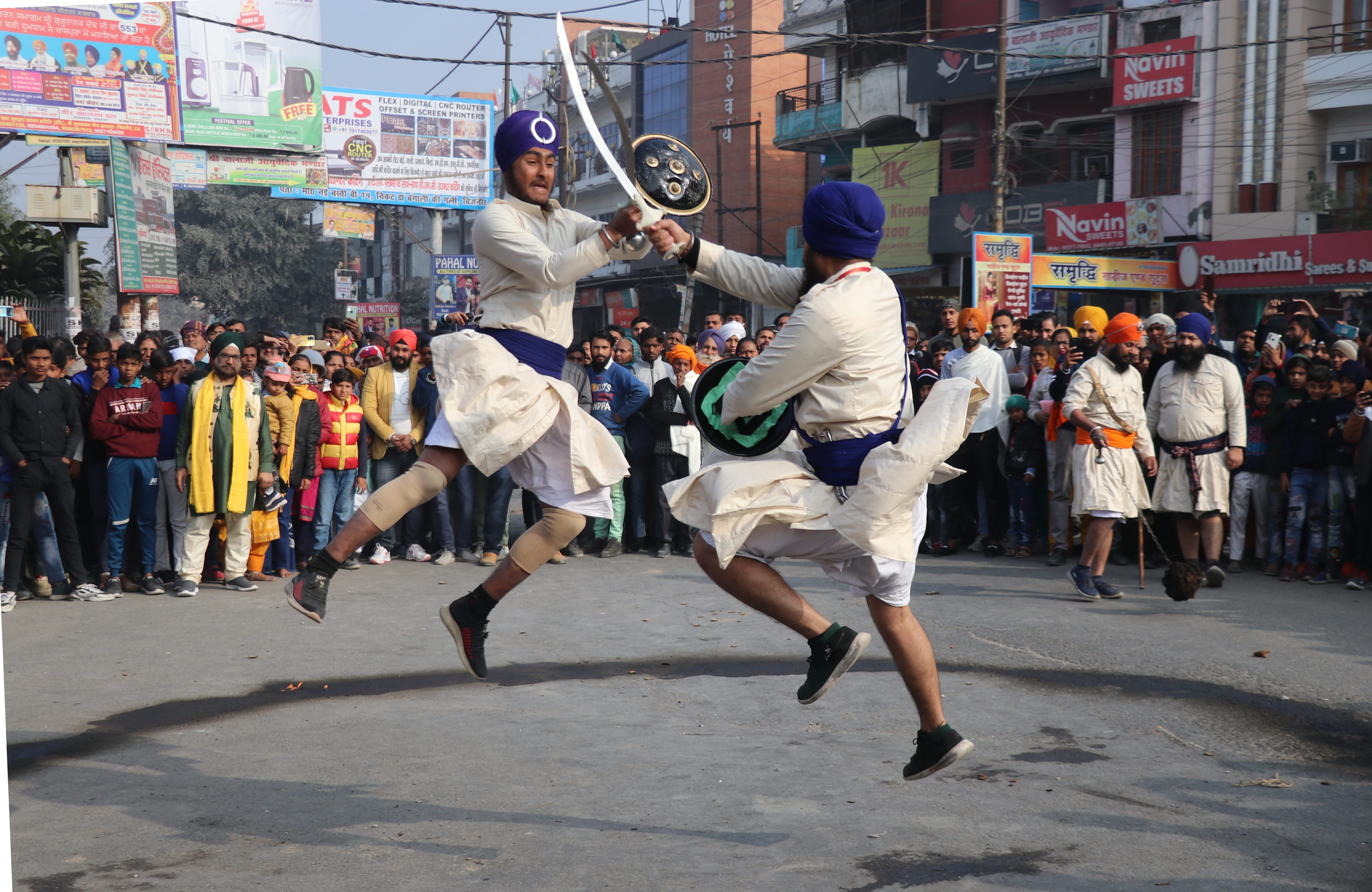 बिजनौर में सिखों के नगर कीर्तन में करतब दिखाते कलाकार। बिजनौर में सिखों के नगर कीर्तन में करतब दिखाते कलाकार।