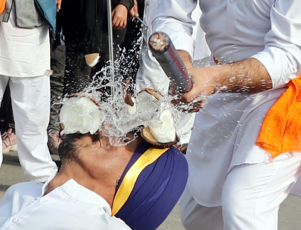 बिजनौर में सिखों के नगर कीर्तन में करतब दिखाते कलाकार। बिजनौर में सिखों के नगर कीर्तन में करतब दिखाते कलाकार।