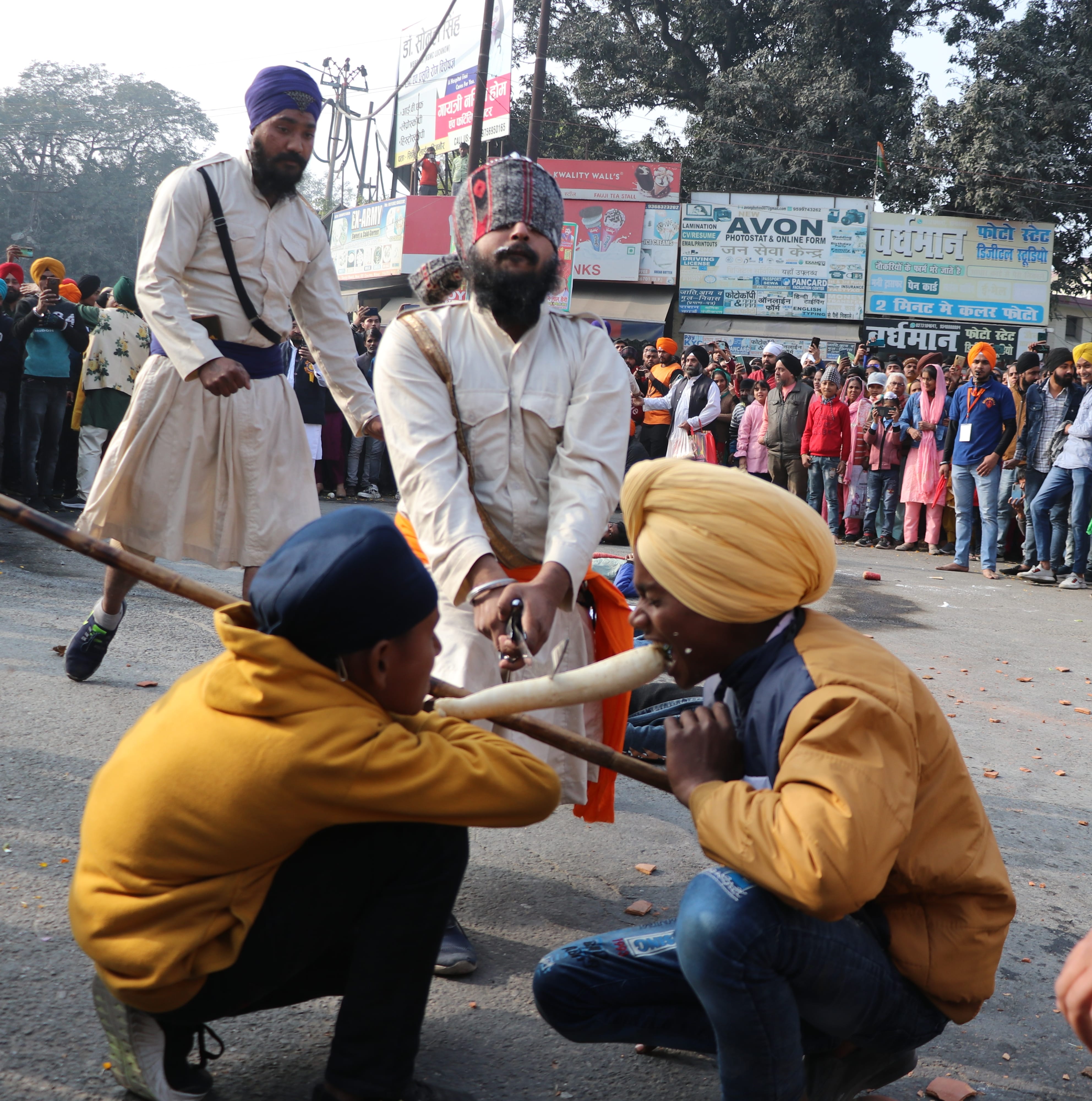 बिजनौर में सिखों के नगर कीर्तन में करतब दिखाते कलाकार। बिजनौर में सिखों के नगर कीर्तन में करतब दिखाते कलाकार।