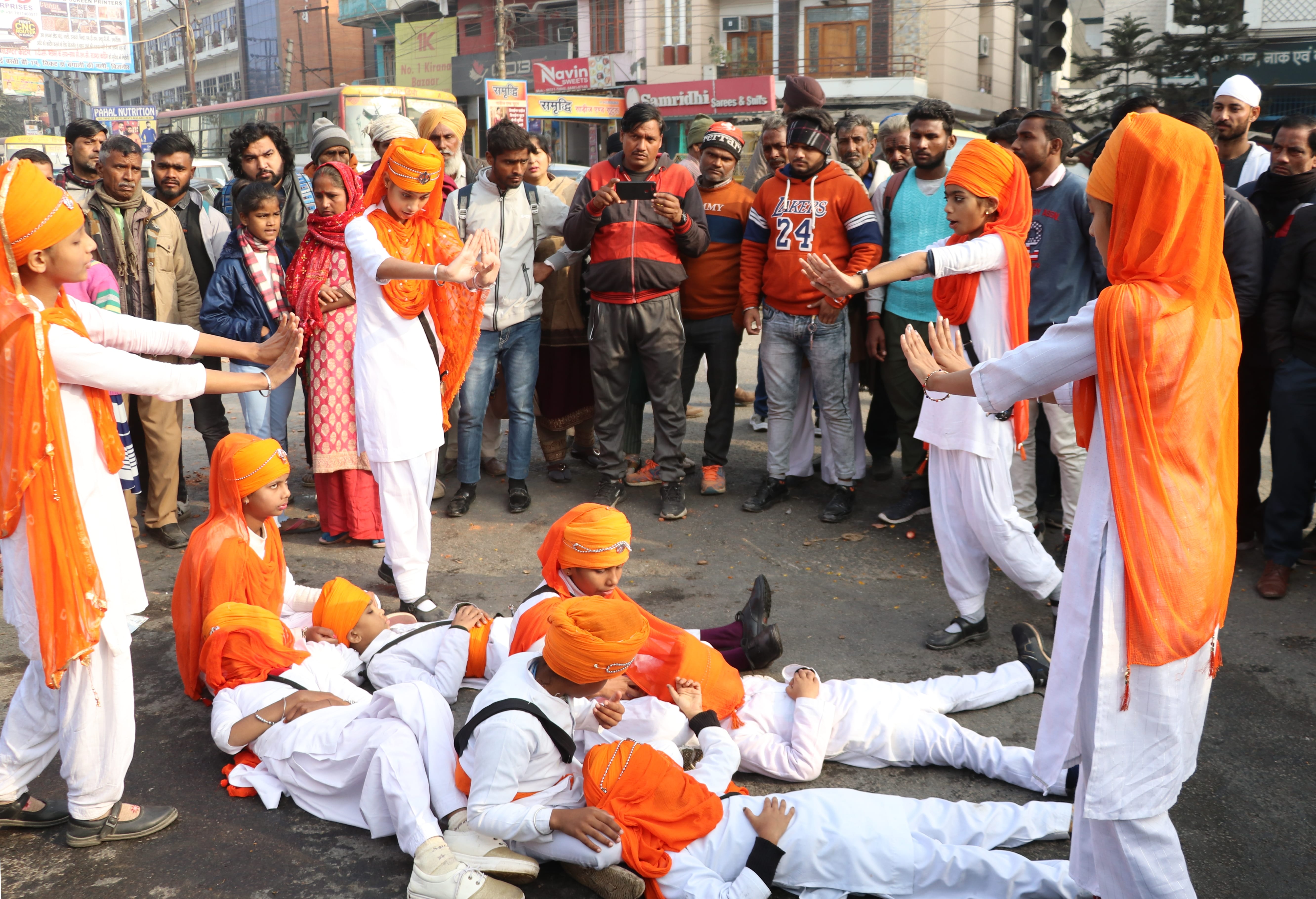 बिजनौर में सिखों के नगर कीर्तन में कार्यक्रम पेश करते बच्चे। बिजनौर में सिखों के नगर कीर्तन में कार्यक्रम पेश करते बच्चे।