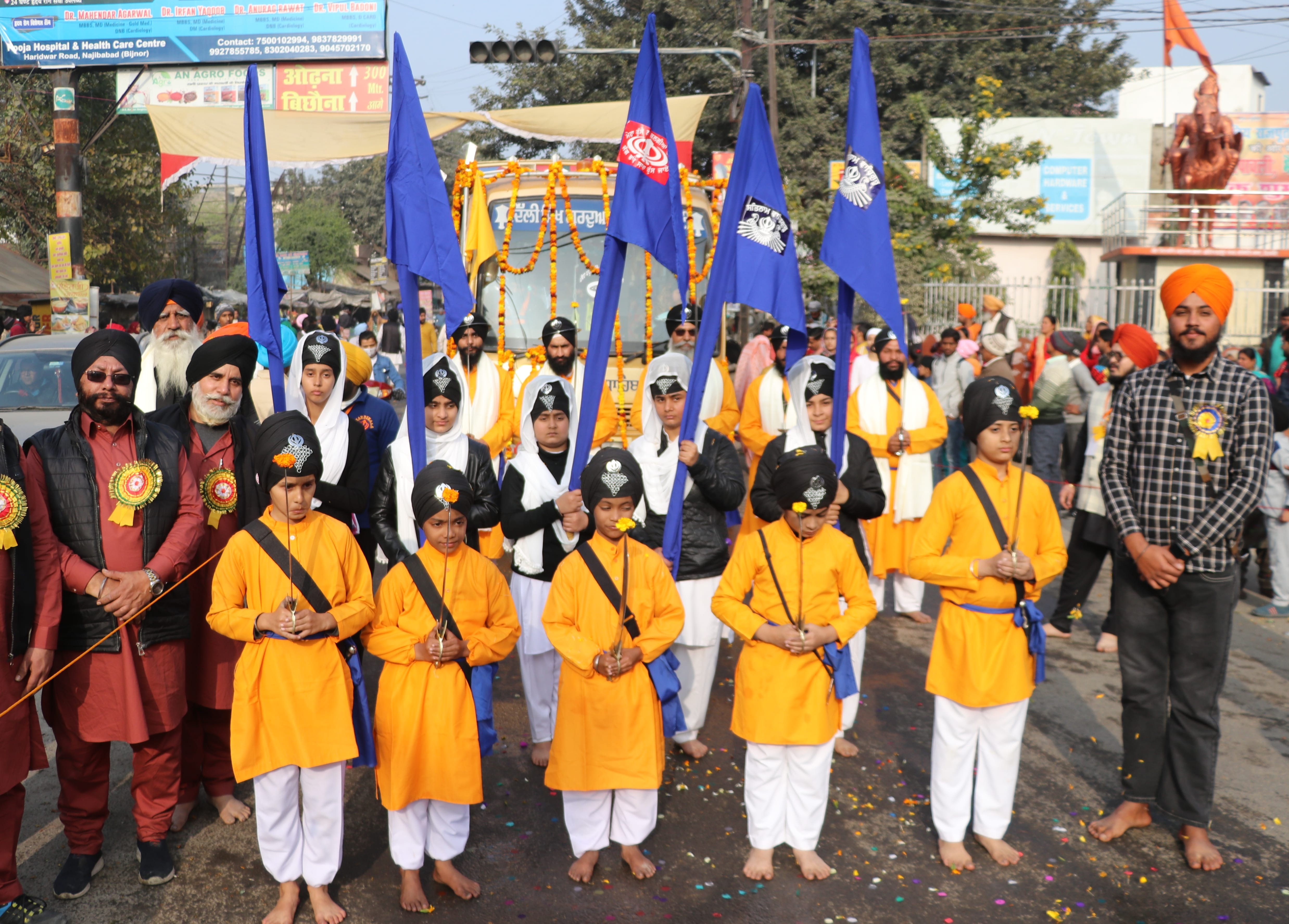 बिजनौर में सिखों के नगर कीर्तन में शामिल पंच प्यारे। बिजनौर में सिखों के नगर कीर्तन में शामिल पंच प्यारे।