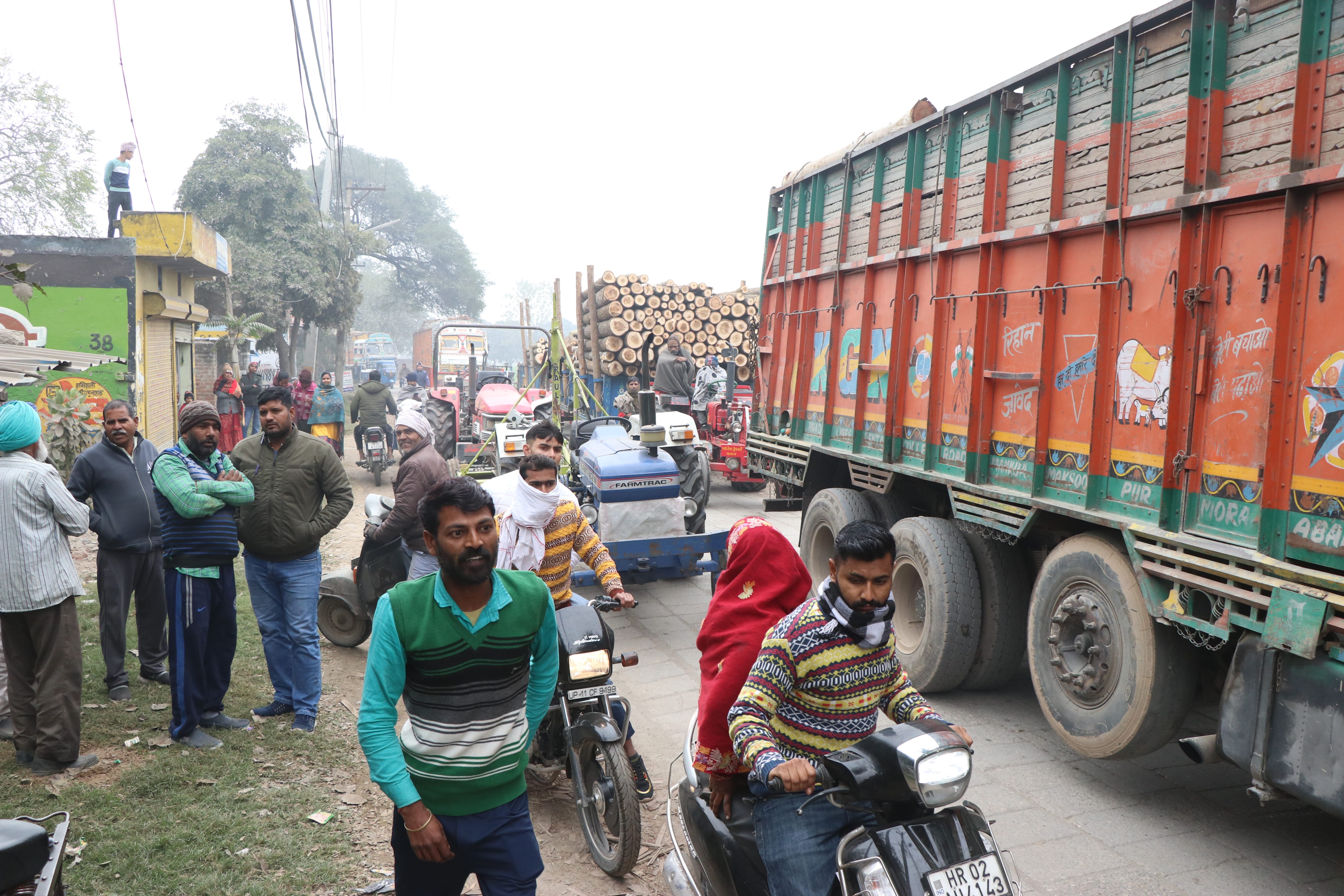 तीन कॉलोनियों के निवासियों के जाम लगाने पर लगी वाहनों की कतार।  संवाद