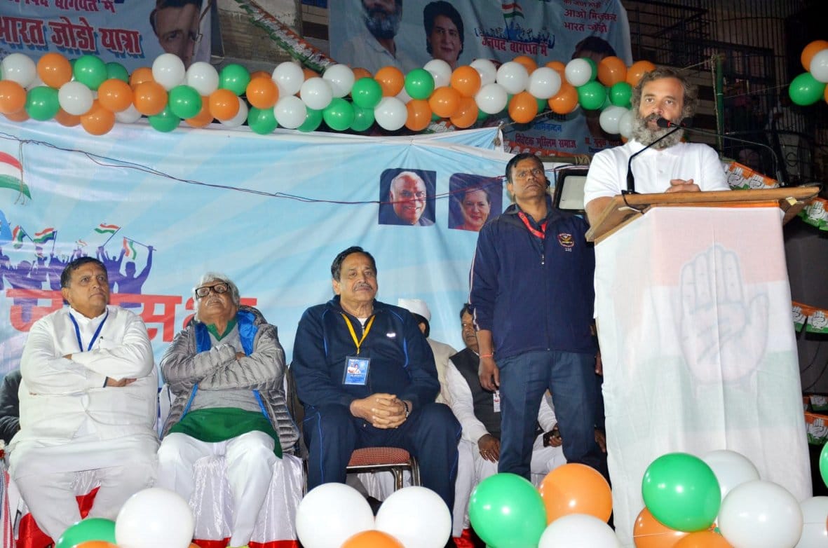 बागपत : बड़ौत के छपरौली चुंगी पर आयोजित सभा में लोगों को संबोधित करते राहुल गांधी। बागपत : बड़ौत के छपरौली चुंगी पर आयोजित सभा में लोगों को संबोधित करते राहुल गांधी।