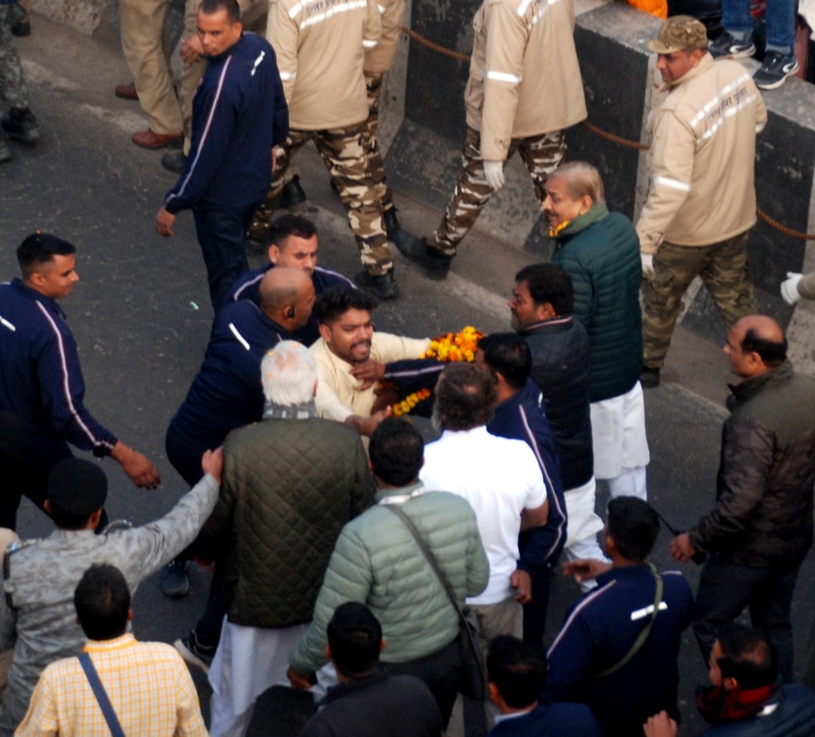 बागपत के सरूरपुर गांव में राहुल गांधी के फूलों की माला पहनाने जा रहे युवक को खींचकर ले जाते पुलिस? बागपत के सरूरपुर गांव में राहुल गांधी के फूलों की माला पहनाने जा रहे युवक को खींचकर ले जाते पुलिस?