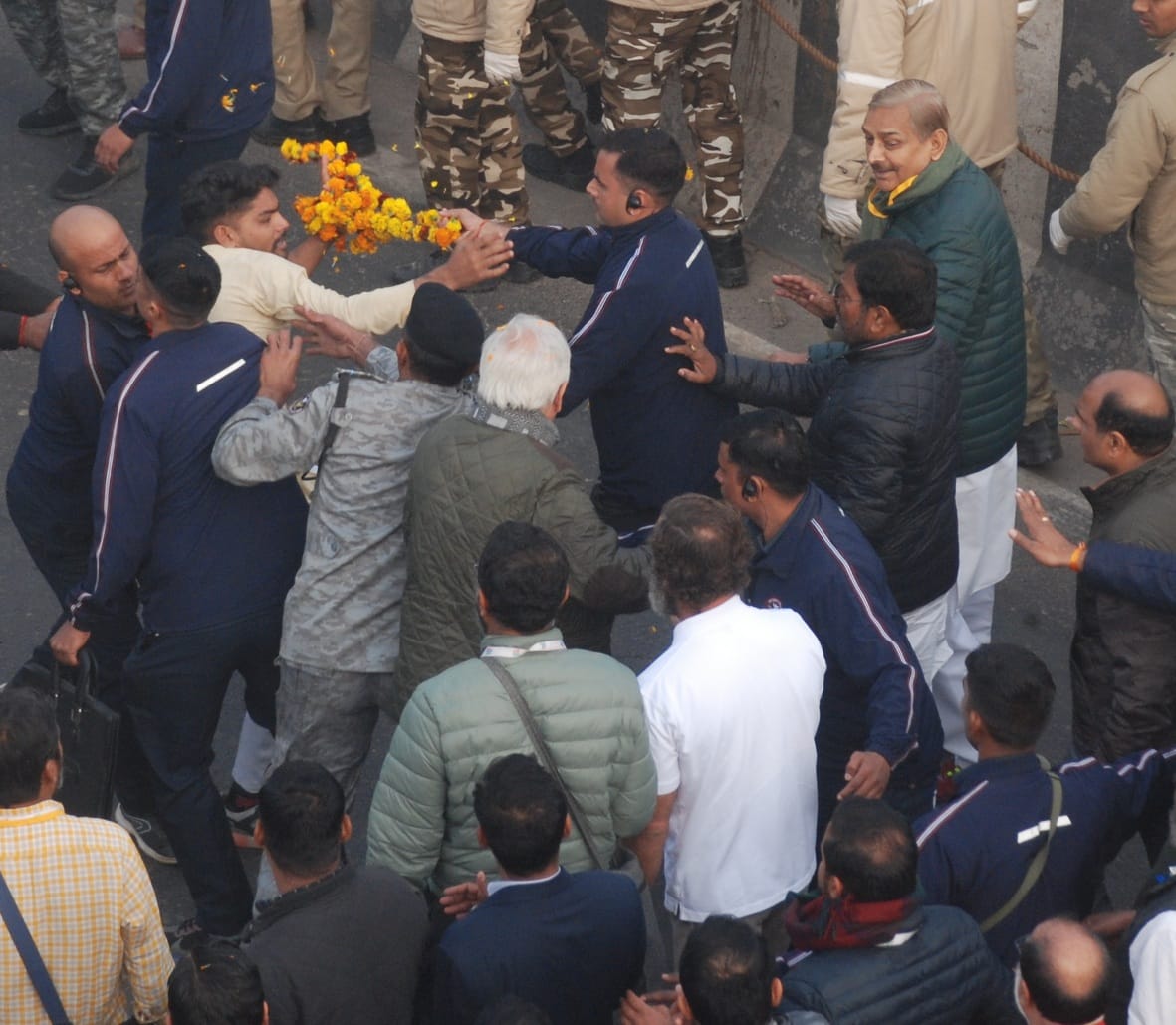 बागपत के सरूरपुर गांव में राहुल गांधी के फूलों की माला पहनाने जा रहे युवक को पकड़ कर ले जाते पुलिस? बागपत के सरूरपुर गांव में राहुल गांधी के फूलों की माला पहनाने जा रहे युवक को पकड़ कर ले जाते पुलिस?