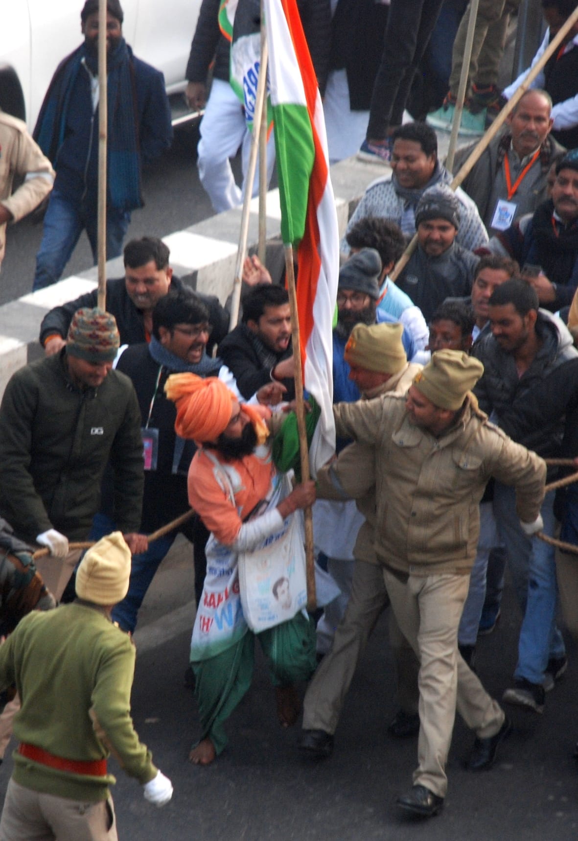 बागपत के सरूरपुर गांव में राहुल गांधी को तिरंगे का झंडा देने जा रहे युवक के साथ मारपीट करते पुलिस? बागपत के सरूरपुर गांव में राहुल गांधी को तिरंगे का झंडा देने जा रहे युवक के साथ मारपीट करते पुलिस?