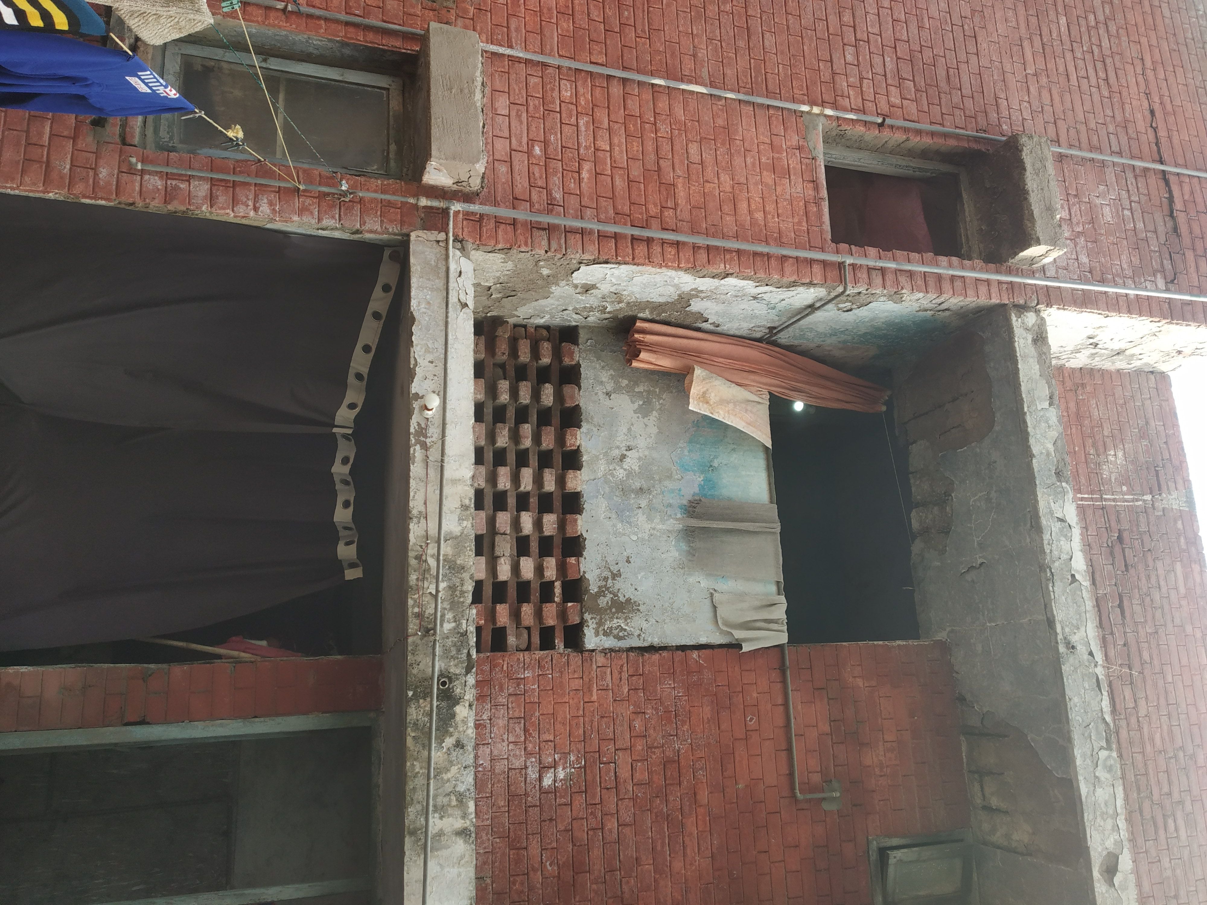 फ्लैट की खिड़कियो में लगाया गया पर्दे।  संवाद ।