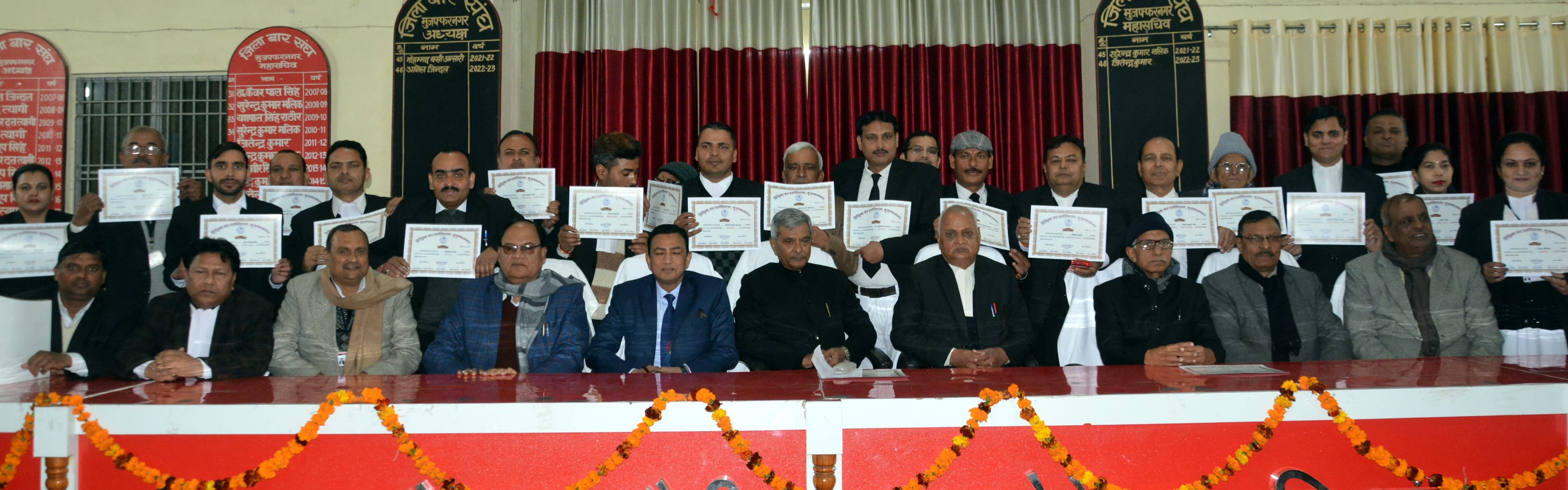 जिला बार संघ के शपथ ग्रहण समारोह में मंचासीन कार्यकारिणी के पदाधिकारी । जिला बार संघ के शपथ ग्रहण समारोह में मंचासीन कार्यकारिणी के पदाधिकारी ।