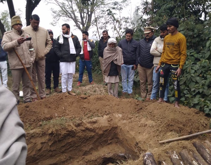 नांगलसोती के दहीरपुर में एसडीएम की उपस्थिति में कब्र से शव निकलवाती पुलिस।