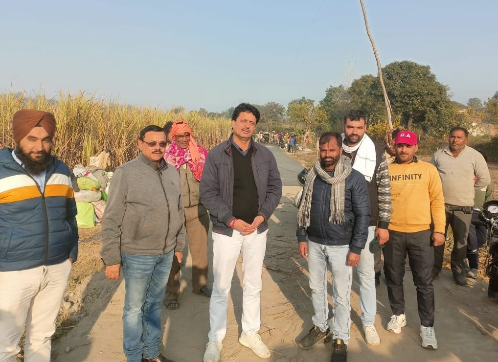 नजीबाबाद के रामपुर चाठा में क्षेत्र पंचायत निधि से बन रहे सीसी मार्ग का निरीक्षण करते ब्लॉक प्रम? नजीबाबाद के रामपुर चाठा में क्षेत्र पंचायत निधि से बन रहे सीसी मार्ग का निरीक्षण करते ब्लॉक प्रम?