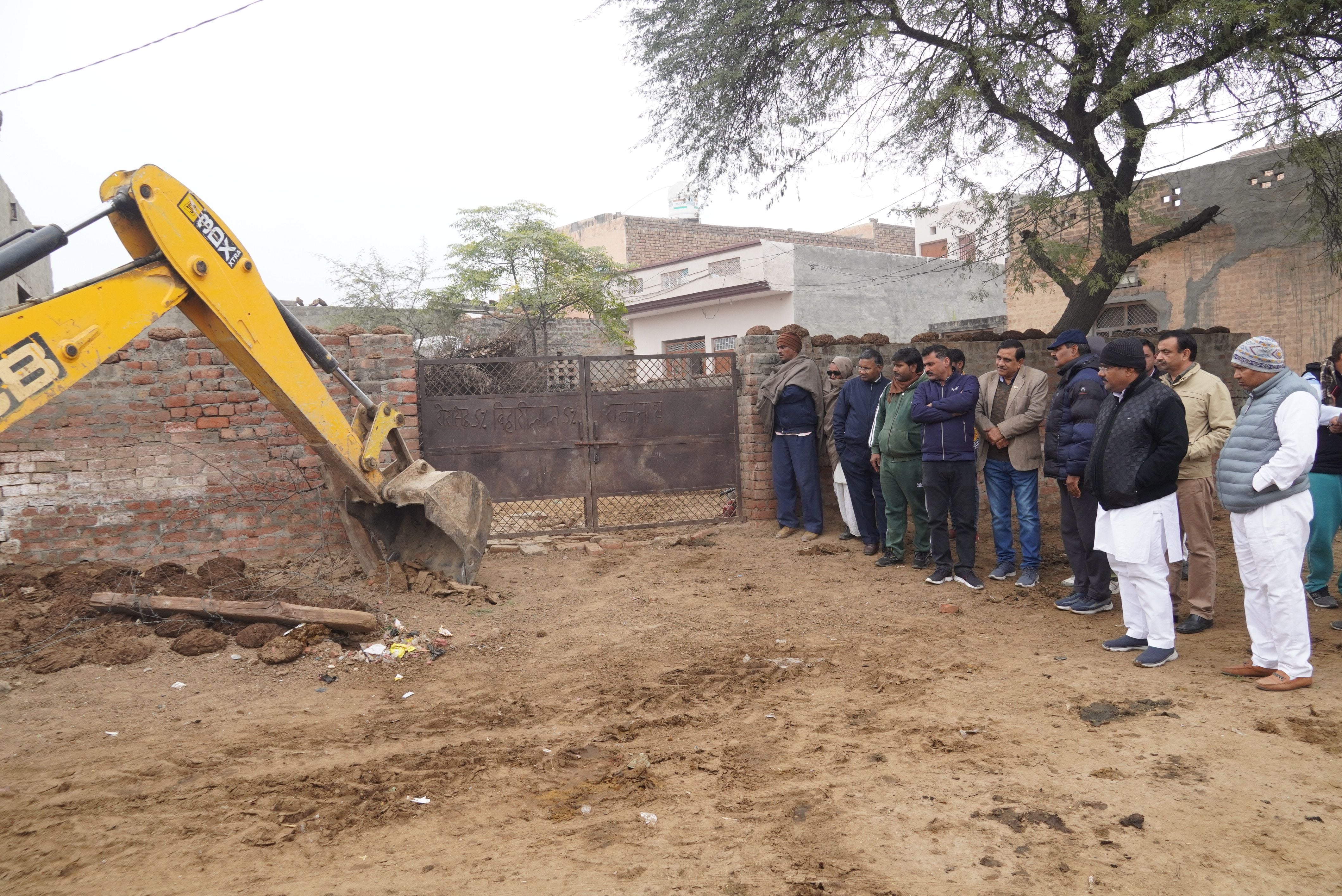 वार्ड 11 में गली में तारबंदी कर किए हुए कब्जे को हटाते हुए। मौके पर मौजूद मेयर व निगम अधिकारी।