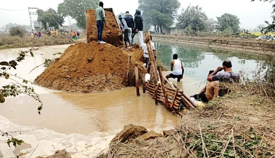 बरवाला।  नहर को पाटने का कार्य करते सिंचाई विभाग के कर्मचारी।