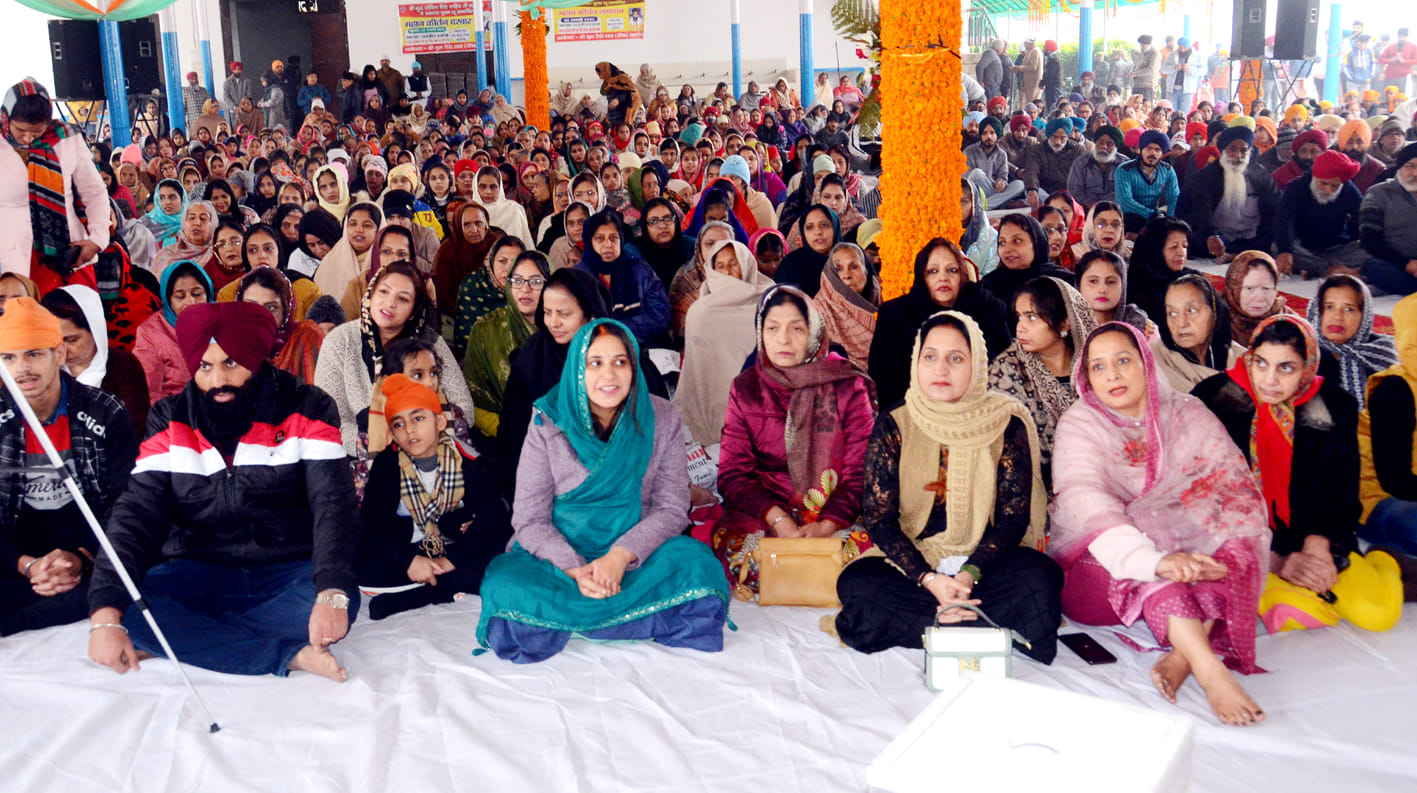 गुरुद्वारा रोडवेज पर गोविदं सिहं के प्रकाश पर्व के कार्यक्रम में मौजूद श्रदुवाल। गुरुद्वारा रोडवेज पर गोविदं सिहं के प्रकाश पर्व के कार्यक्रम में मौजूद श्रदुवाल।