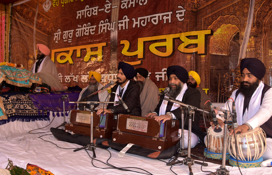 गांधी पार्क में गुरू गोविंद सिंह महाराज के प्रकाश पर्व पर शब्द कीर्तन करते रागी जत्थे गांधी पार्क में गुरू गोविंद सिंह महाराज के प्रकाश पर्व पर शब्द कीर्तन करते रागी जत्थे
