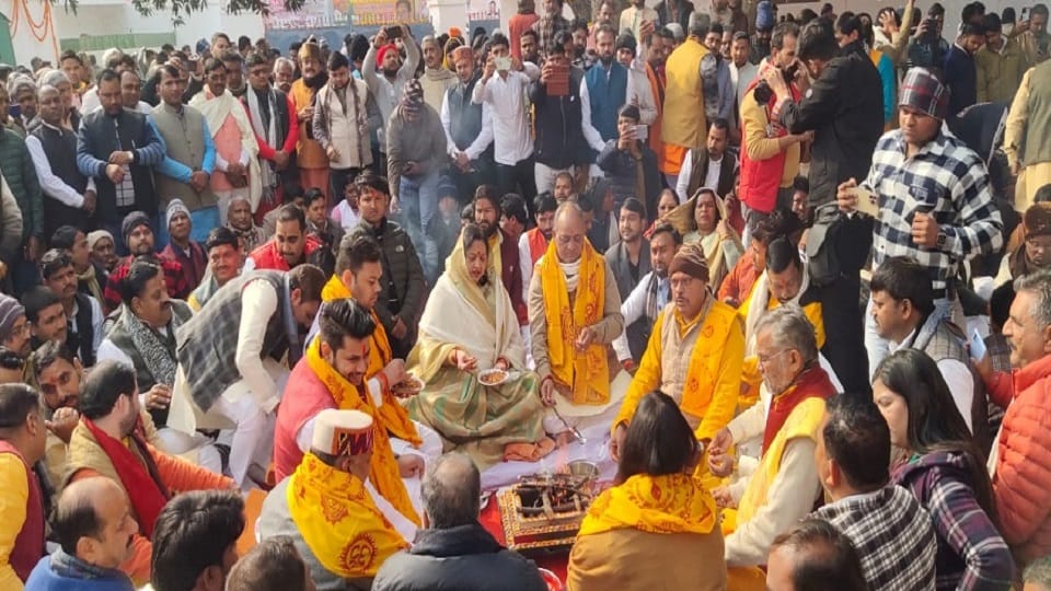कल्याण सिंह की जयंती पर हवन करते परिजन