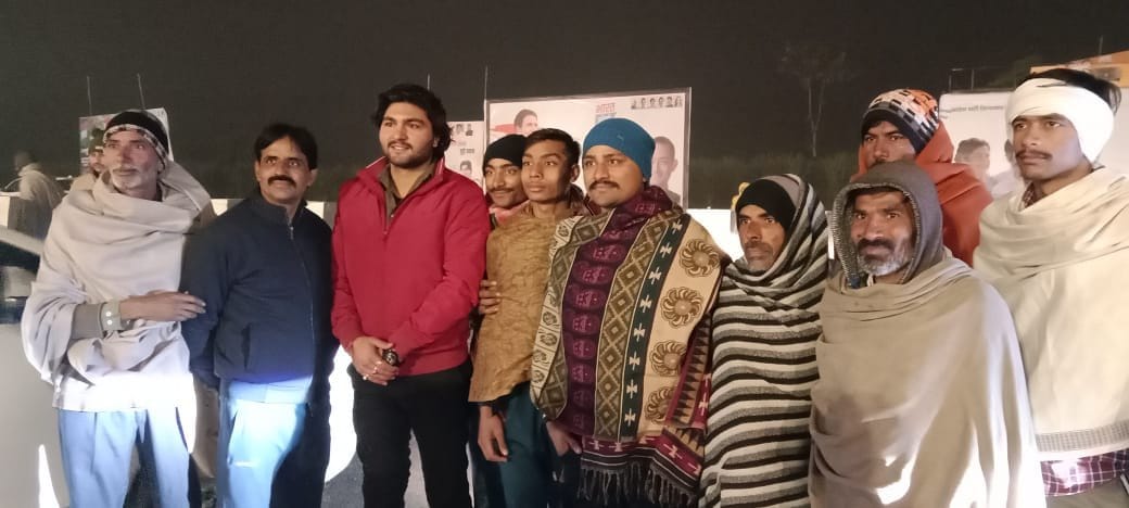 कांधला क्षेत्र के एलम कस्बे में राहुल गांधी का इंतजार करते लोग।