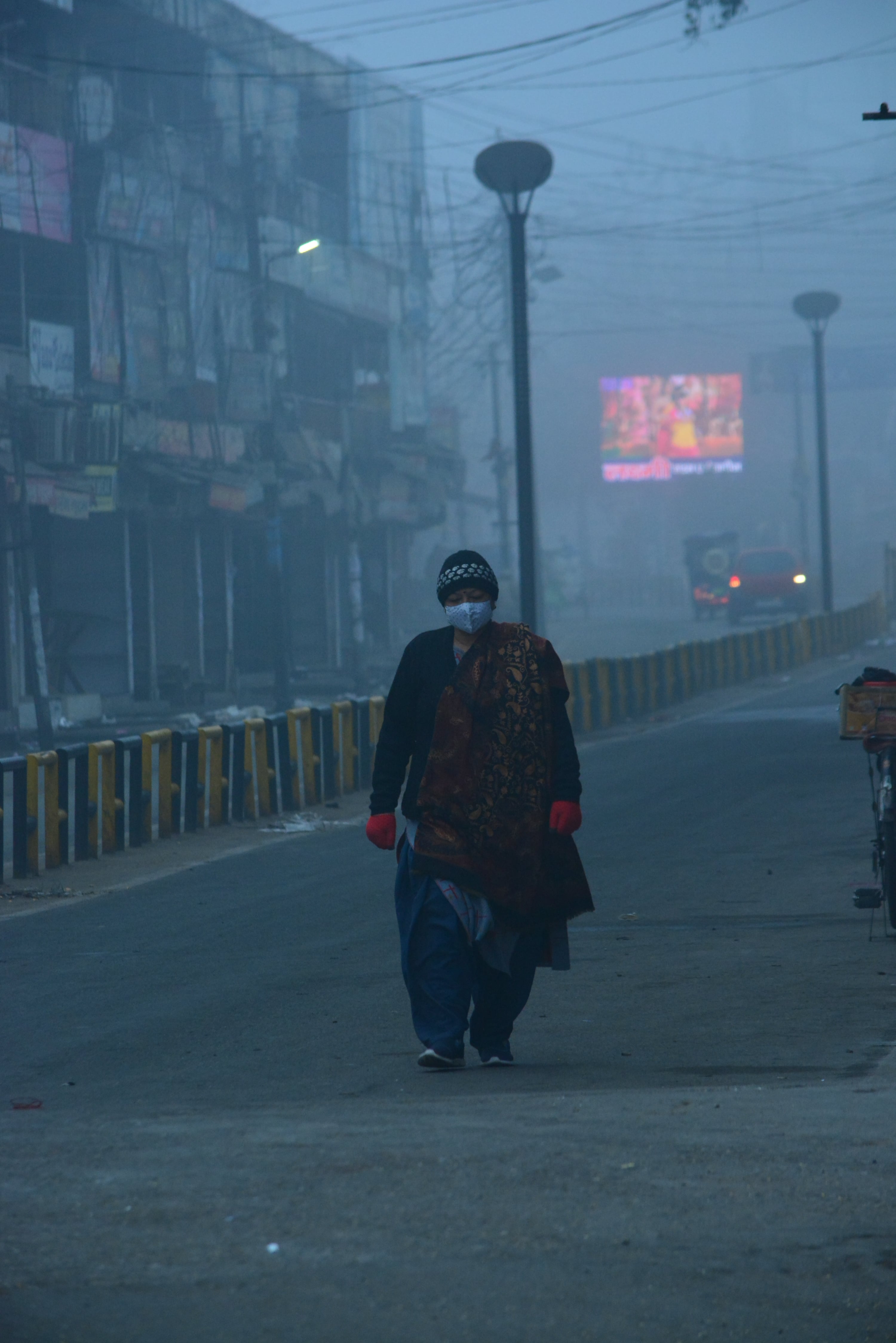 नगर में सुबह कोहरे व कडाके की सर्दी में गंतव्य को जाती राहगीर।। नगर में सुबह कोहरे व कडाके की सर्दी में गंतव्य को जाती राहगीर।।