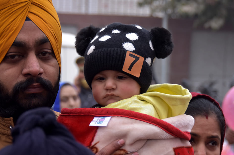 सहारनपुर में ठिठरती ठंड में बच्चे को गर्म कपड़े पहना कर बच्चे को लेजाता परिवार सहारनपुर में ठिठरती ठंड में बच्चे को गर्म कपड़े पहना कर बच्चे को लेजाता परिवार