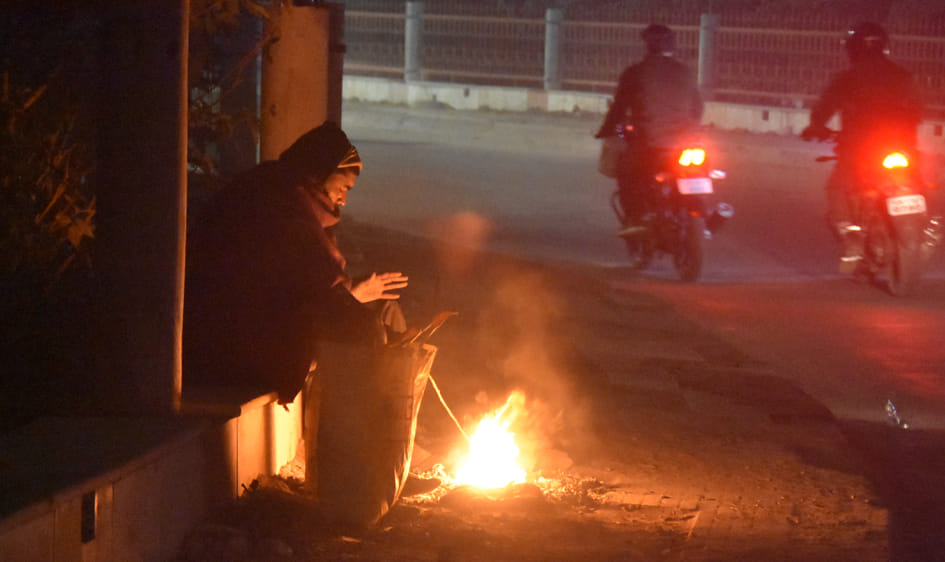 सहारनपुर में ठिठरती ठंड और कोहरे में कोर्ट रोड पुल के फुटपॉथ अलाव के सहारे बैठा व्यक्ति सहारनपुर में ठिठरती ठंड और कोहरे में कोर्ट रोड पुल के फुटपॉथ अलाव के सहारे बैठा व्यक्ति