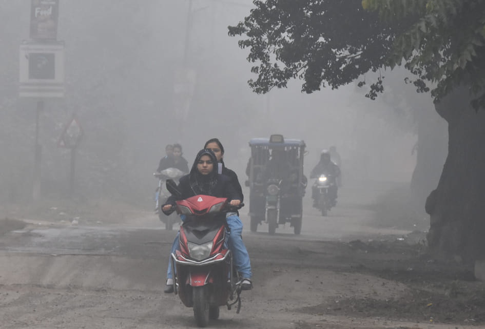 सहारनपुर में ठिठरती ठंड और कोहरे में स्कूल जाती छात्राएं सहारनपुर में ठिठरती ठंड और कोहरे में स्कूल जाती छात्राएं