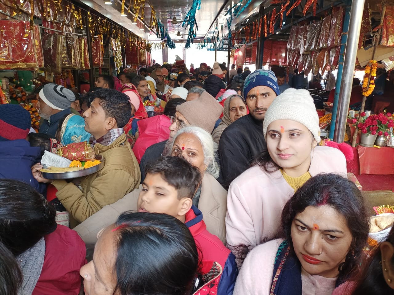 शाकंभरी में चतुर्दशी पर उमड़ी श्रद्धालुओं की भीड़ शाकंभरी में चतुर्दशी पर उमड़ी श्रद्धालुओं की भीड़