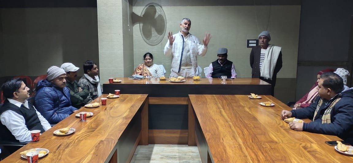 शामली नगर पालिका सभागार में सभासदों के बैठक लेते विधायक प्रसन्न चौधरी। शामली नगर पालिका सभागार में सभासदों के बैठक लेते विधायक प्रसन्न चौधरी।